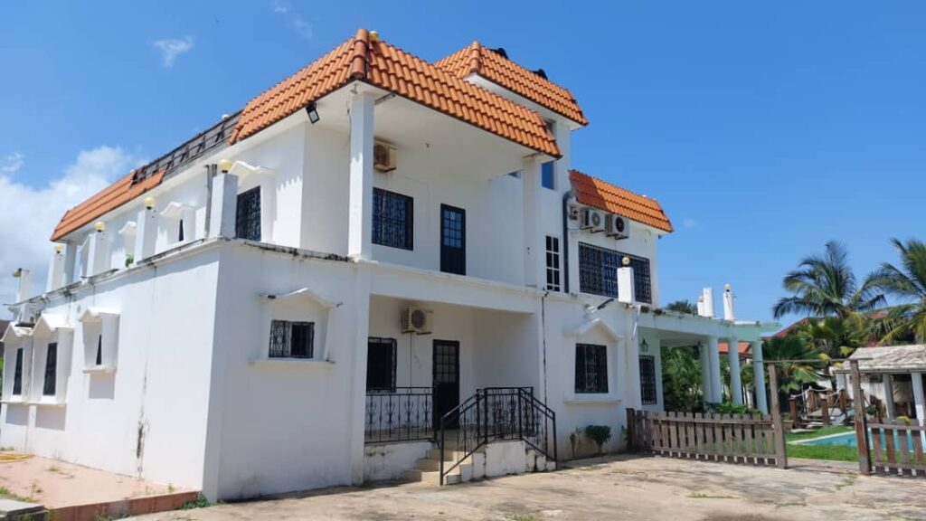 Amazing pool villa for sale Brufut Heights GAMREALTY